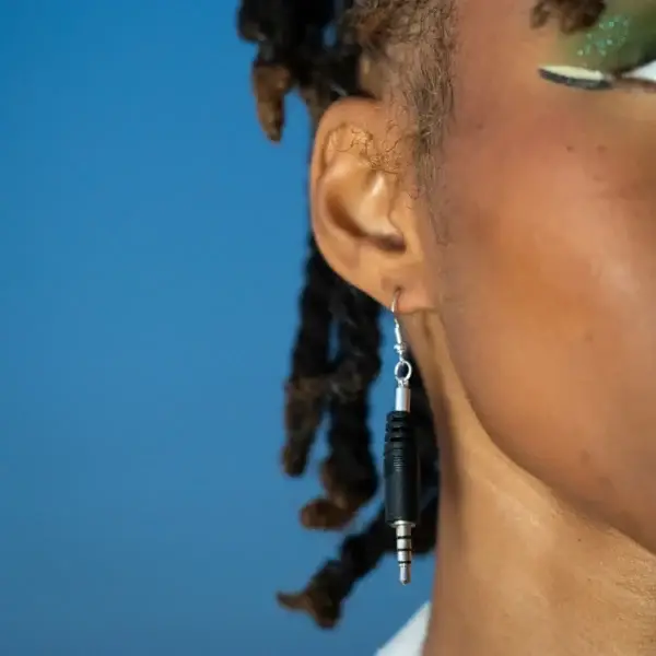 Olinthus audio jack earrings