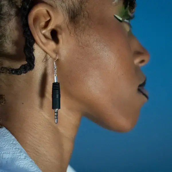 Olinthus audio jack earrings